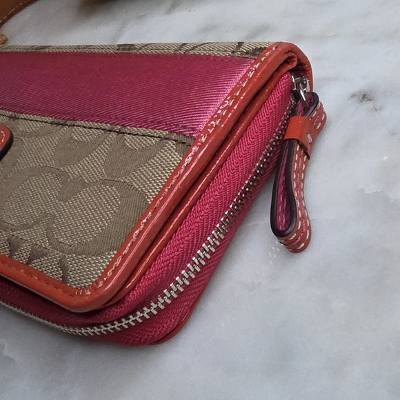Coach signature canvas wallet with pink leather and a pink accent stripe - Picture 4 of 14